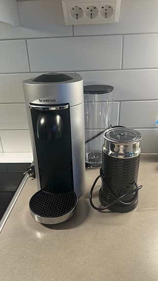Nespresso Vertuo Plus XL kaffemaskin med Aeroccino mjölkskummare silver/svart