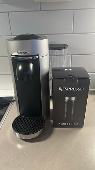 Nespresso Vertuo Plus XL kaffemaskin med Aeroccino mjölkskummare silver/svart