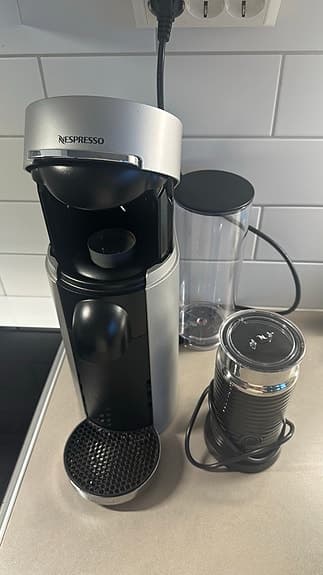 Nespresso Vertuo Plus XL kaffemaskin med Aeroccino mjölkskummare silver/svart