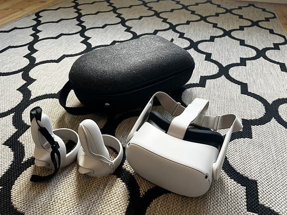 Oculus Quest 2 / Meta Quest 2 VR-headset med kontroller och väska