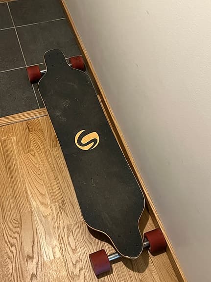 Säljer en 40” drop-through longboard i bra skick.