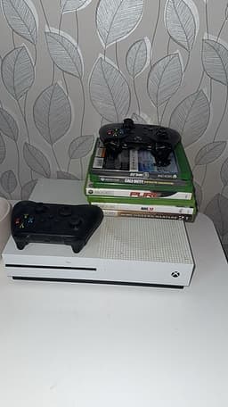 Microsoft Xbox One vit spelkonsol med handkontroller