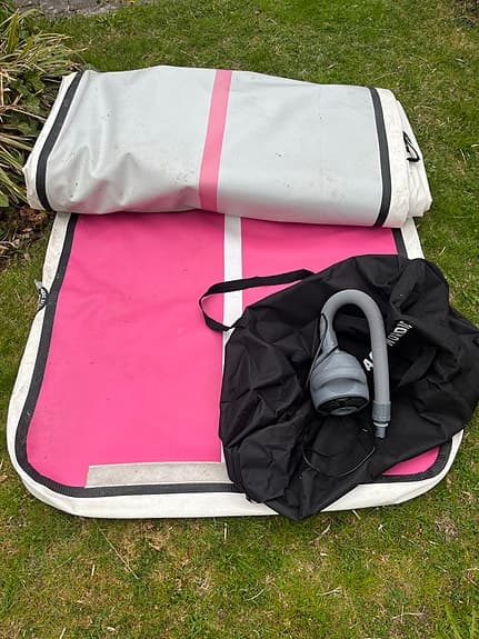 8m Airtrack - Rosa och vit Airtrack med elektrisk pump
