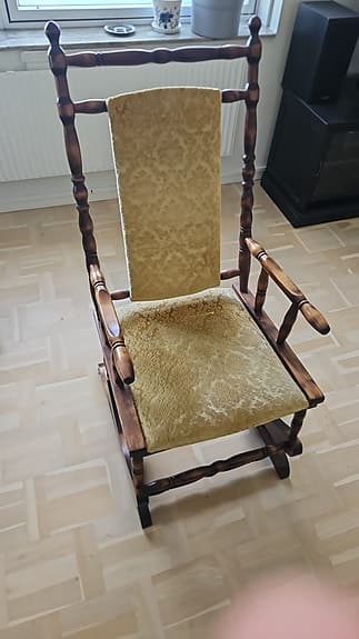 Gungstol i trä med mönstrad sits