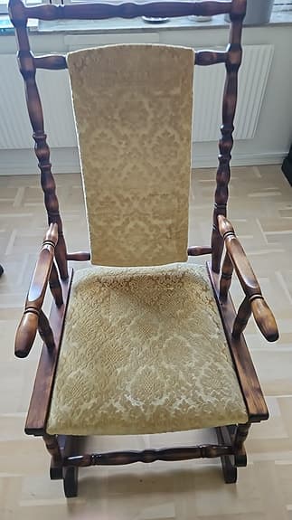 Gungstol i trä med mönstrad sits