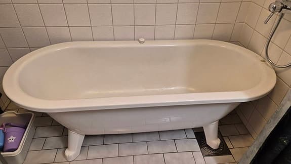 Gustavsbergs badkar på ben vitt