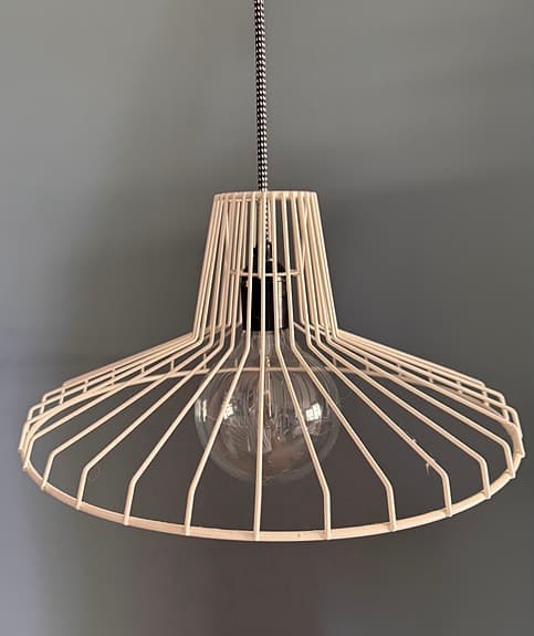 Lampskärm/taklampa i vit metall, randig sladd