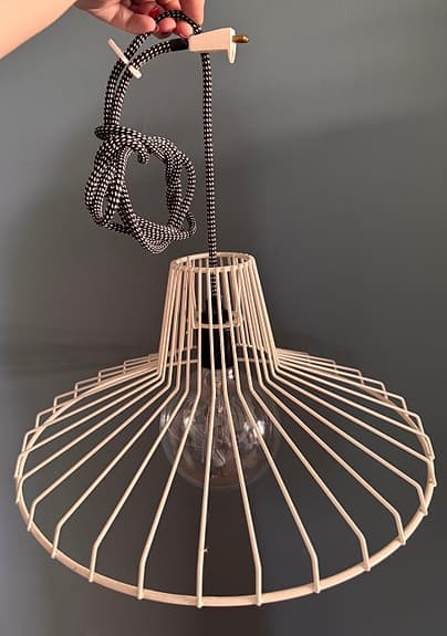 Lampskärm/taklampa i vit metall, randig sladd