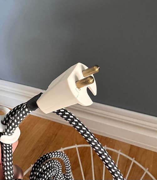 Lampskärm/taklampa i vit metall, randig sladd