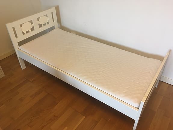 Barn säng med ribbotten, skummadrass och stödbräda