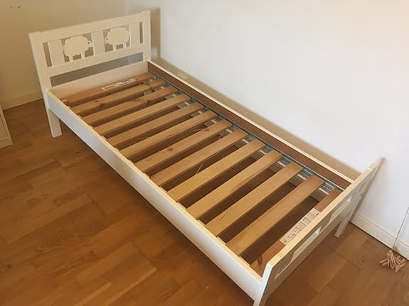 Barn säng med ribbotten, skummadrass och stödbräda