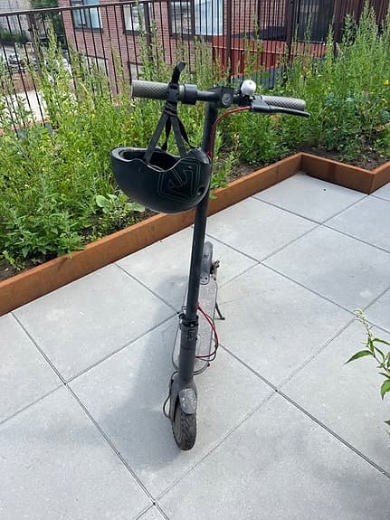 Svart elsparkcykel