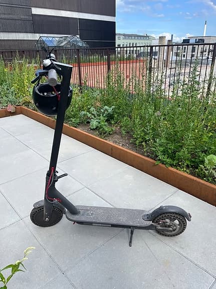 Svart elsparkcykel