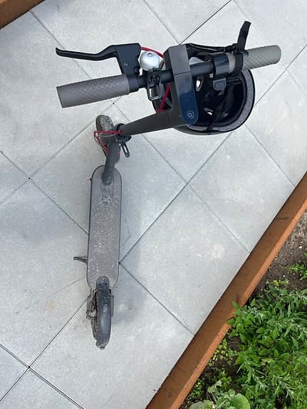 Svart elsparkcykel