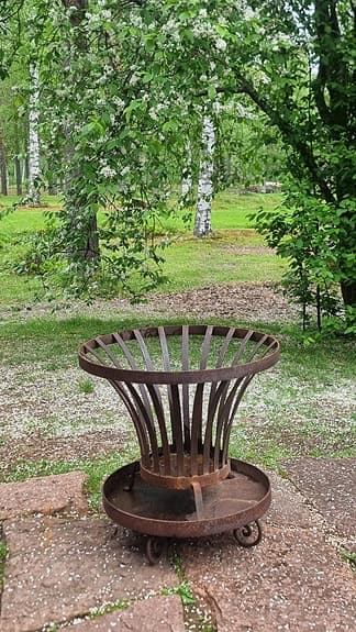 Eldkorgar med tillhörande fat/asksamlare