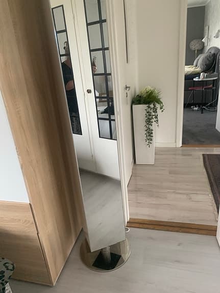 Vit spegelgarderob / smal förvaringshylla med spegeldörr