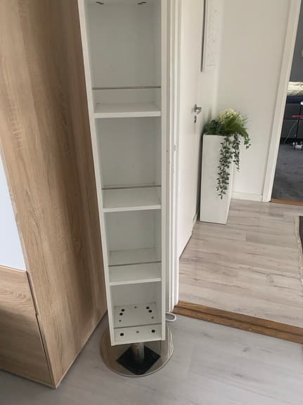 Vit spegelgarderob / smal förvaringshylla med spegeldörr