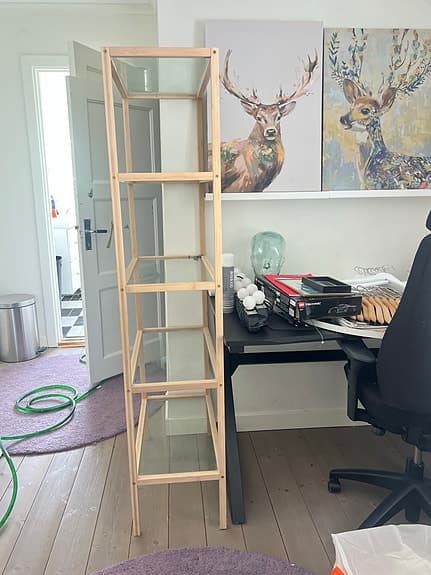 Bambuhylla med glas hyllplan