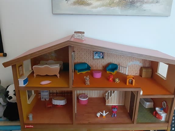 Lundby dockskåp med  möbler