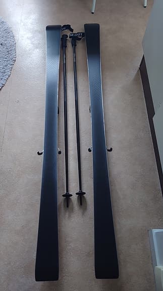 Slalomskidor Völkl Ski Deacon ST 175cm + Stavar från SCOTT 130cm.