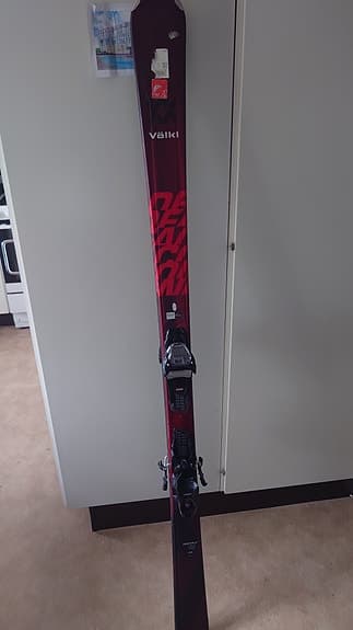Slalomskidor Völkl Ski Deacon ST 175cm + Stavar från SCOTT 130cm.