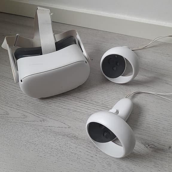 Oculus Quest VR‑headset med handkontroller vit