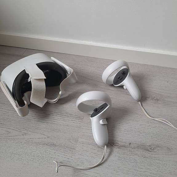 Oculus Quest VR‑headset med handkontroller vit