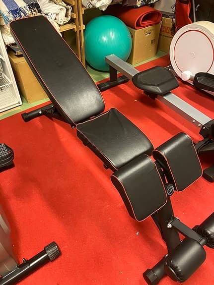 Träningsbänk justerbar svart med benstöd