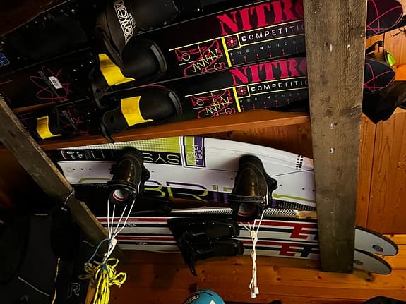 Vattenskidor och wakeboard med bindningar