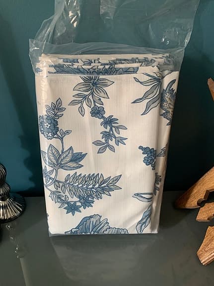 Mio gardinlängd blommigt mönster blå/vit