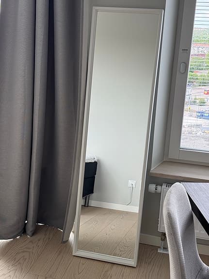 Vit fin spegel 200 kr