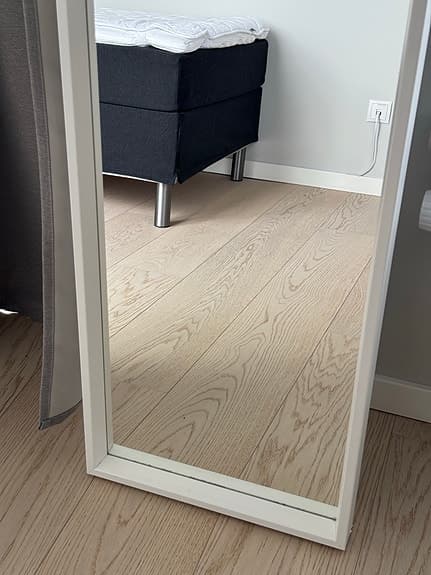 Vit fin spegel 200 kr