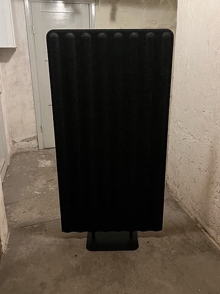 Oanvänd IKEA Eilif mörkgrå rumsavdelare/skärmvägg