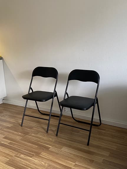 2 hopfällbara stolar i svart