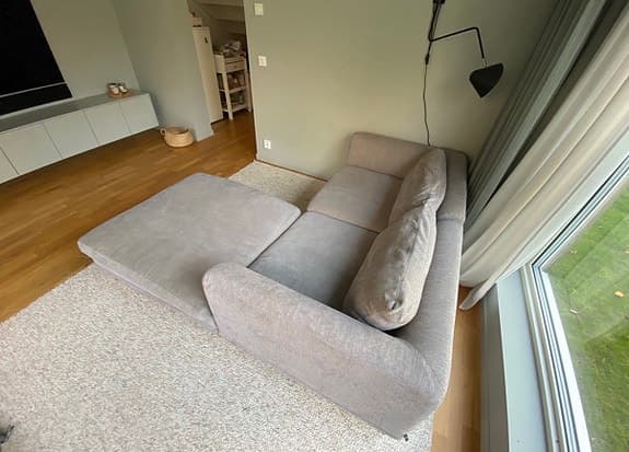 Ljusgrå modulsoffa med divan