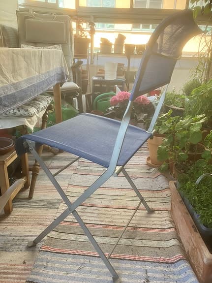 Blå hopfällbara stolar i metallram