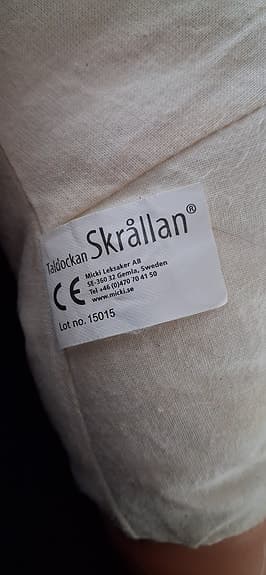 Skrållan vintage docka med div kläder, täcke mm.