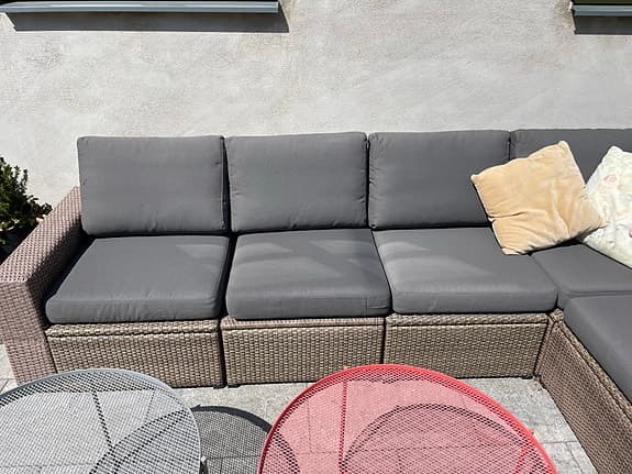 IKEAs Sollerön hörnsoffa i konstrotting med grå dynor