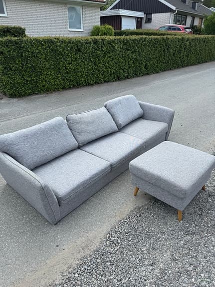 Soffa + Pall (leverans erbjuds)