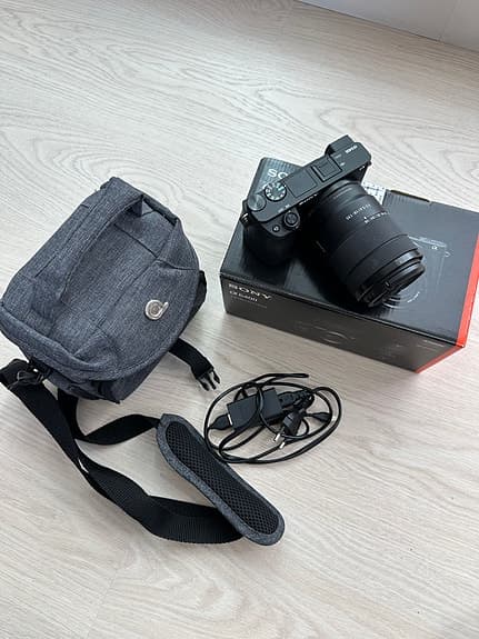 Sony A6400 med 18-135mm – knappt använd, shutter count 8 588