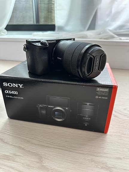 Sony A6400 med 18-135mm – knappt använd, shutter count 8 588