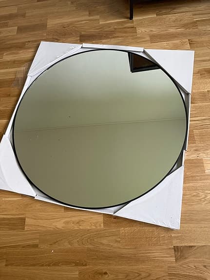 Runt väggspegel med tunn svart kant