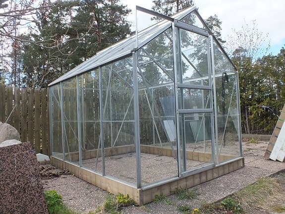 Växthus glas aluminium på sockel + automatisk vindrutta.
