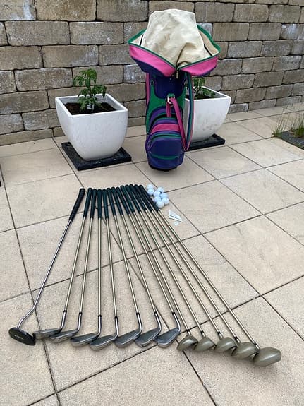 Golfset till dam med flerfärgad bag och klubbor