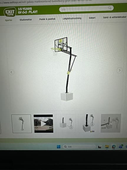Basketställning med justerbar korg på stolpe