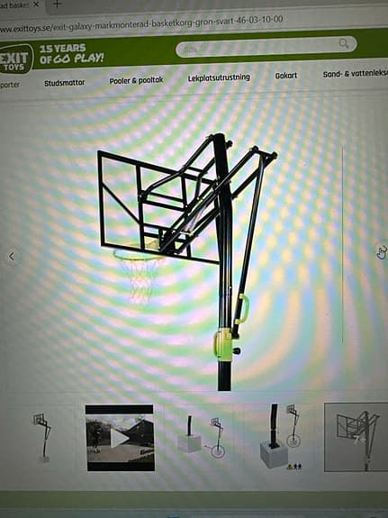 Basketställning med justerbar korg på stolpe