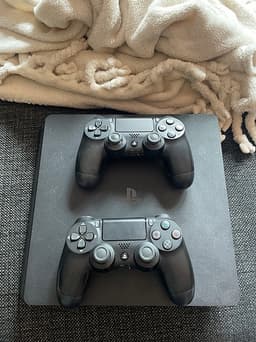 PS4 med två handkontroller