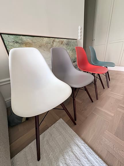 Vitra Eames plaststolar skalstolar av Charles & Ray Eames