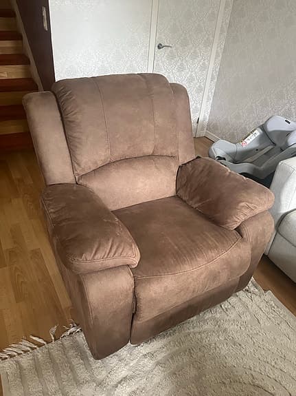 Bekväm recliner/fåtölj med fotstöd säljes