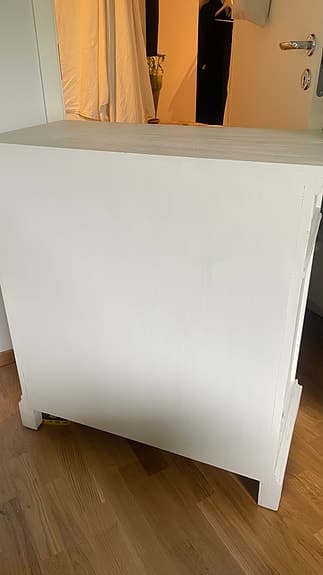 Vit byrå i trä med 5 lådor 80x40x88 cm
